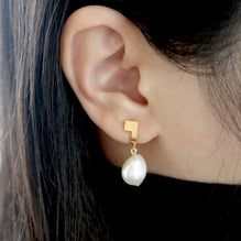 HSU gold plated sterling silver Pearl curve dropping earring  (UL19)