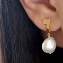 HSU gold plated sterling silver Pearl curve dropping earring  (UL19)