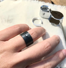 Drawing a circle clear Sapphire sterling silver oxide ring (DC)(W)